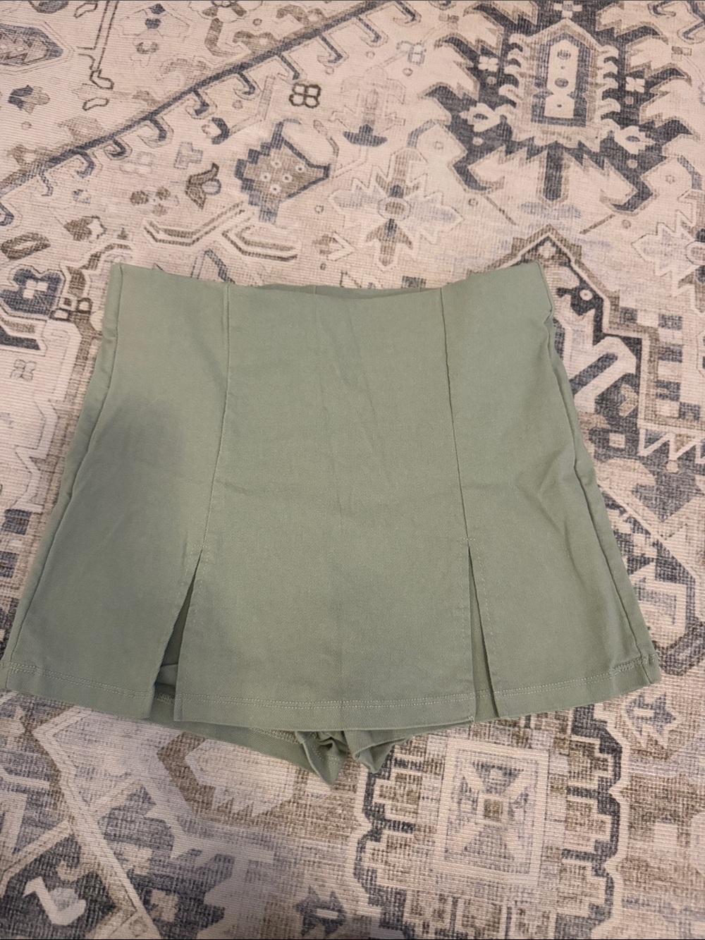 IRIS Sage Green High Waisted Pleated Tailored Shorts Size Small